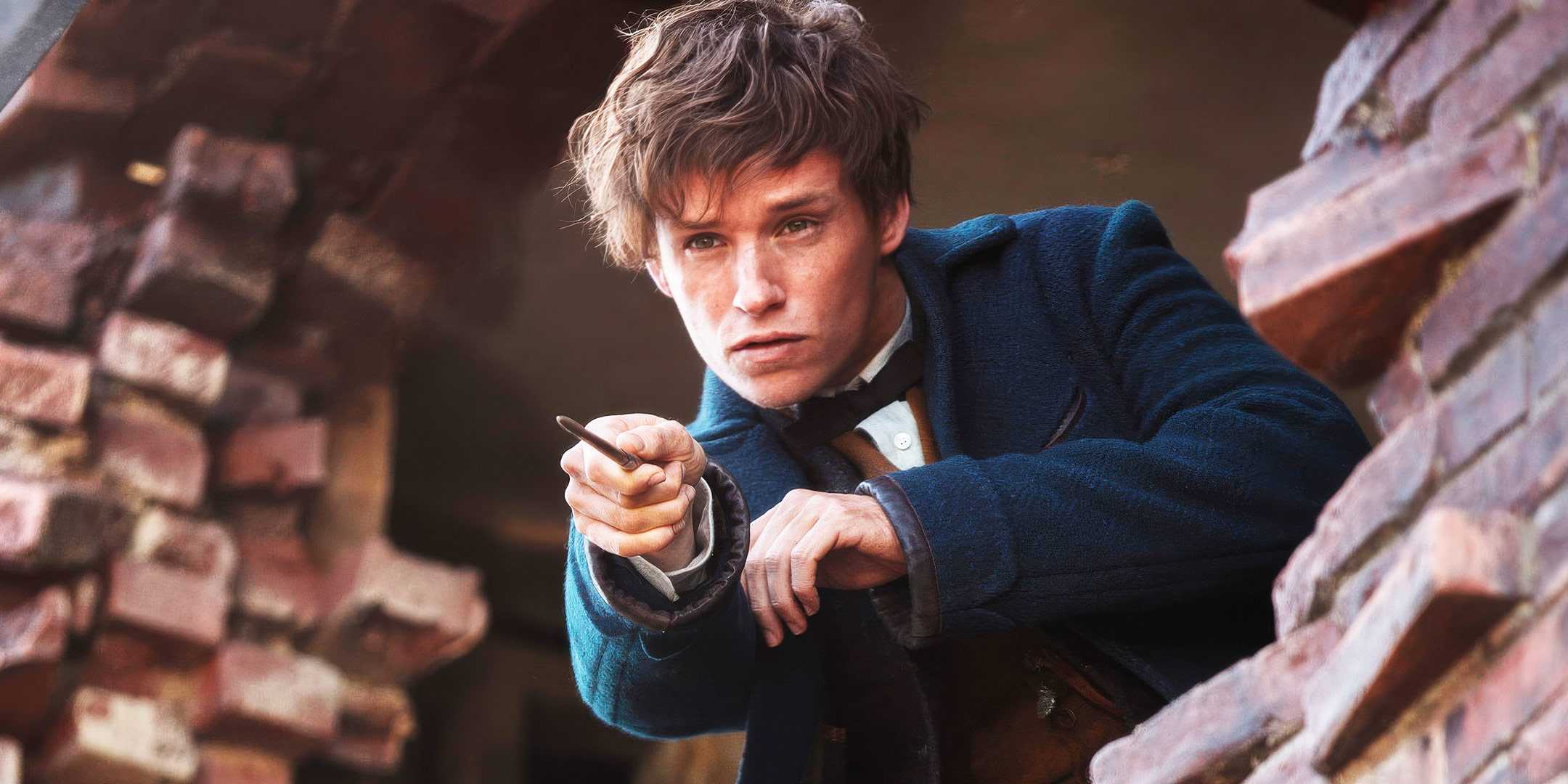 Ньюта Скамэндера, направляющего свою палочку в "Фантастические твари и где их найти"