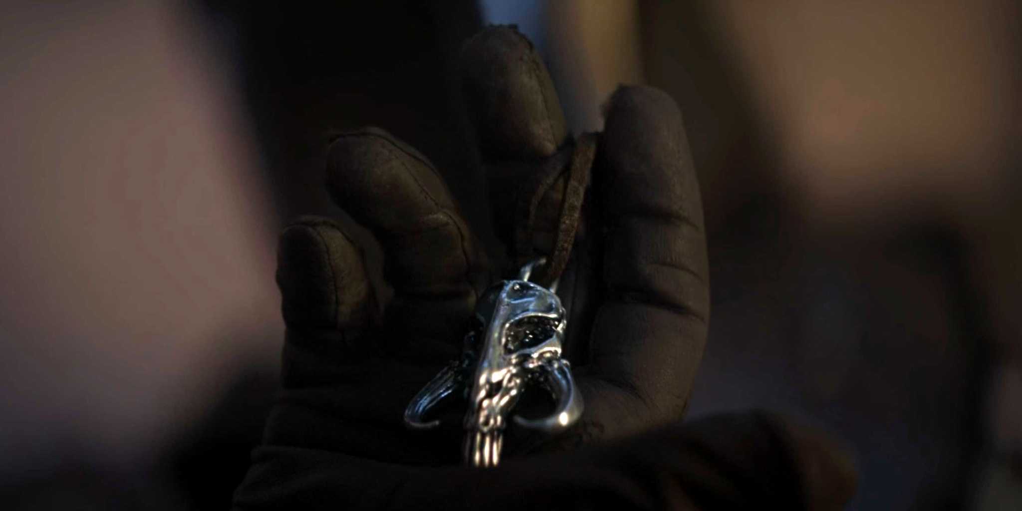 Кара Дан держит ожерелье митозавра, принадлежащее Дин Джарину, в финале 1 сезона "Мандалор"