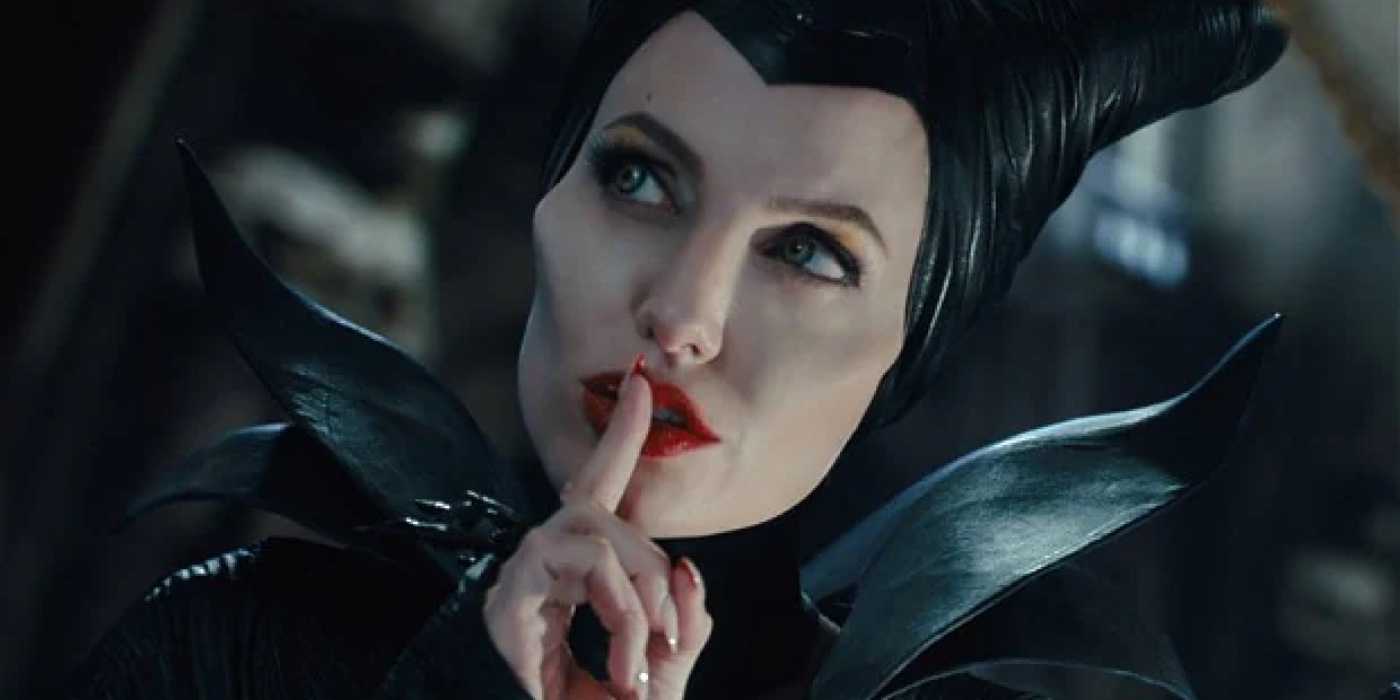 «Злая» держит палец к губам.