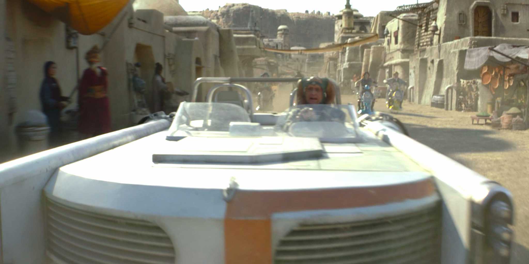 Мажор управляет своим транспортным средством, уезжая от Модов в 3-й эпизоде "Книги Боба Фэтта