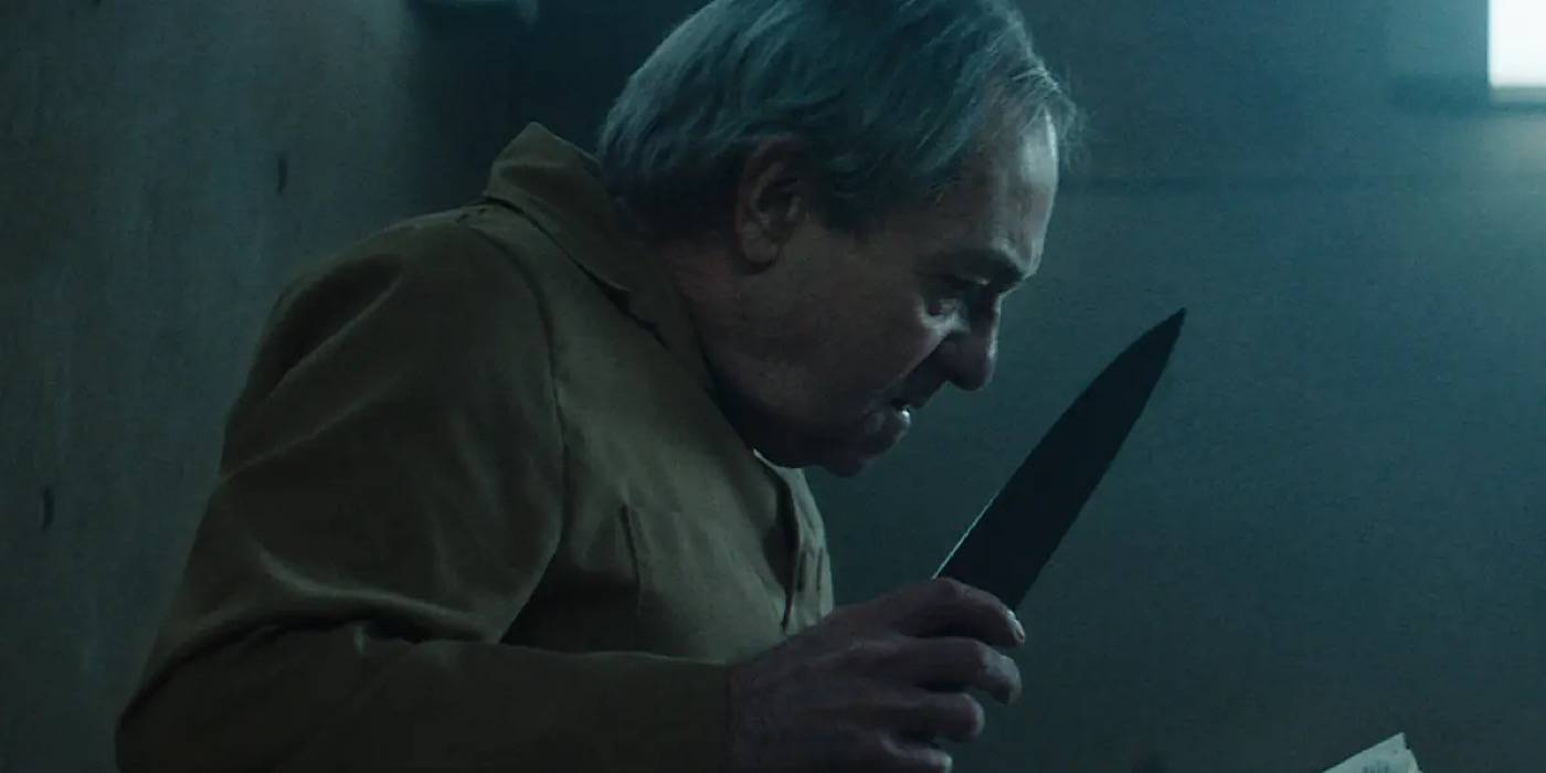 Trimagasi держит нож в фильме "The Platform".