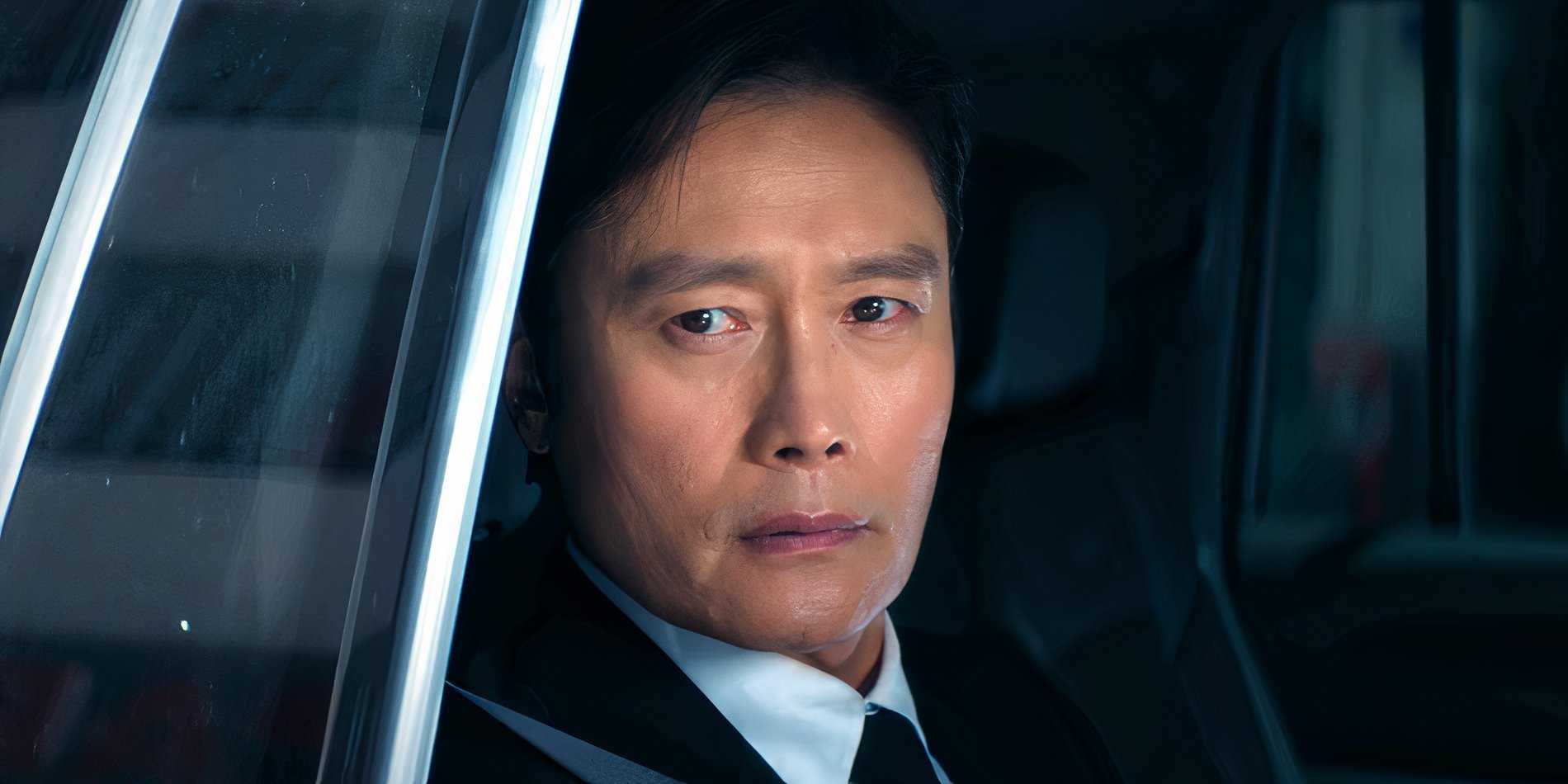 Ин-хо смотрит на американского рекрутера в Squid Game 3 сезоне