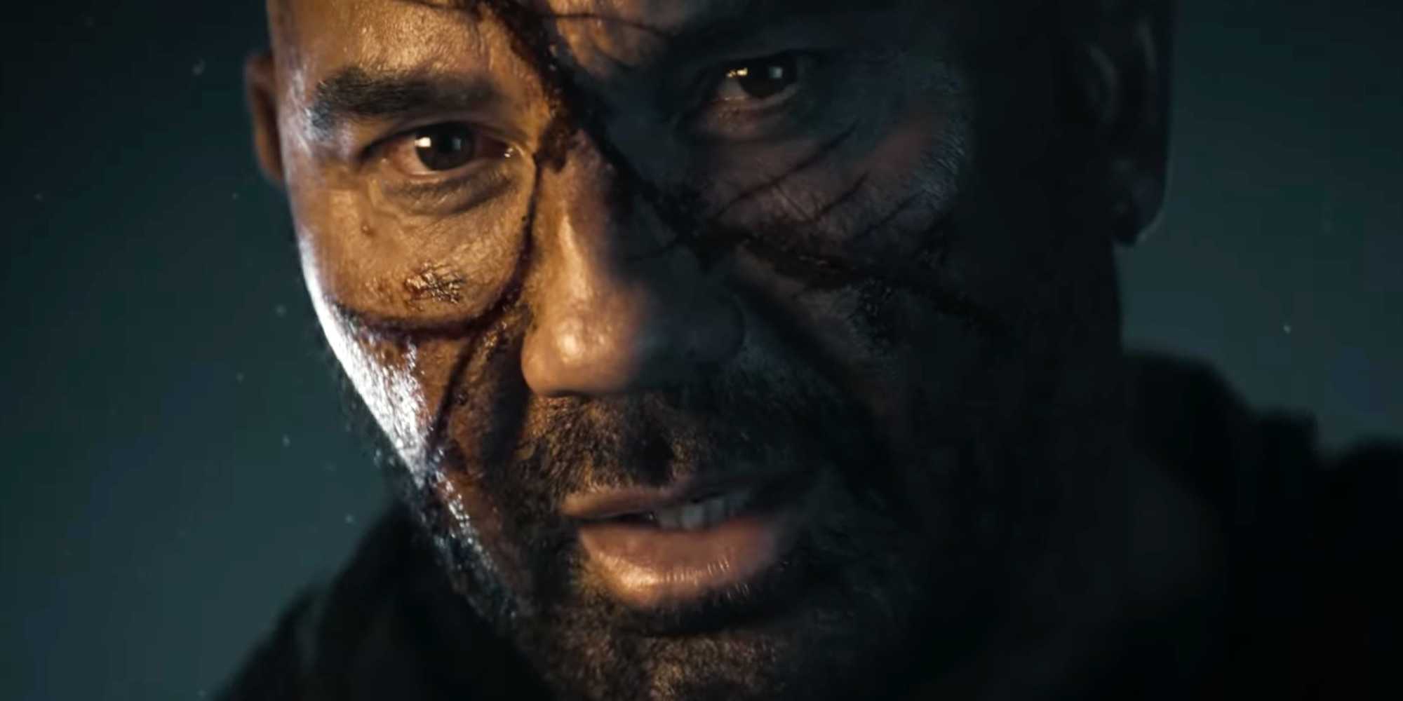 Дейв Баутиста пристально смотрит в камеру в In the Lost Lands