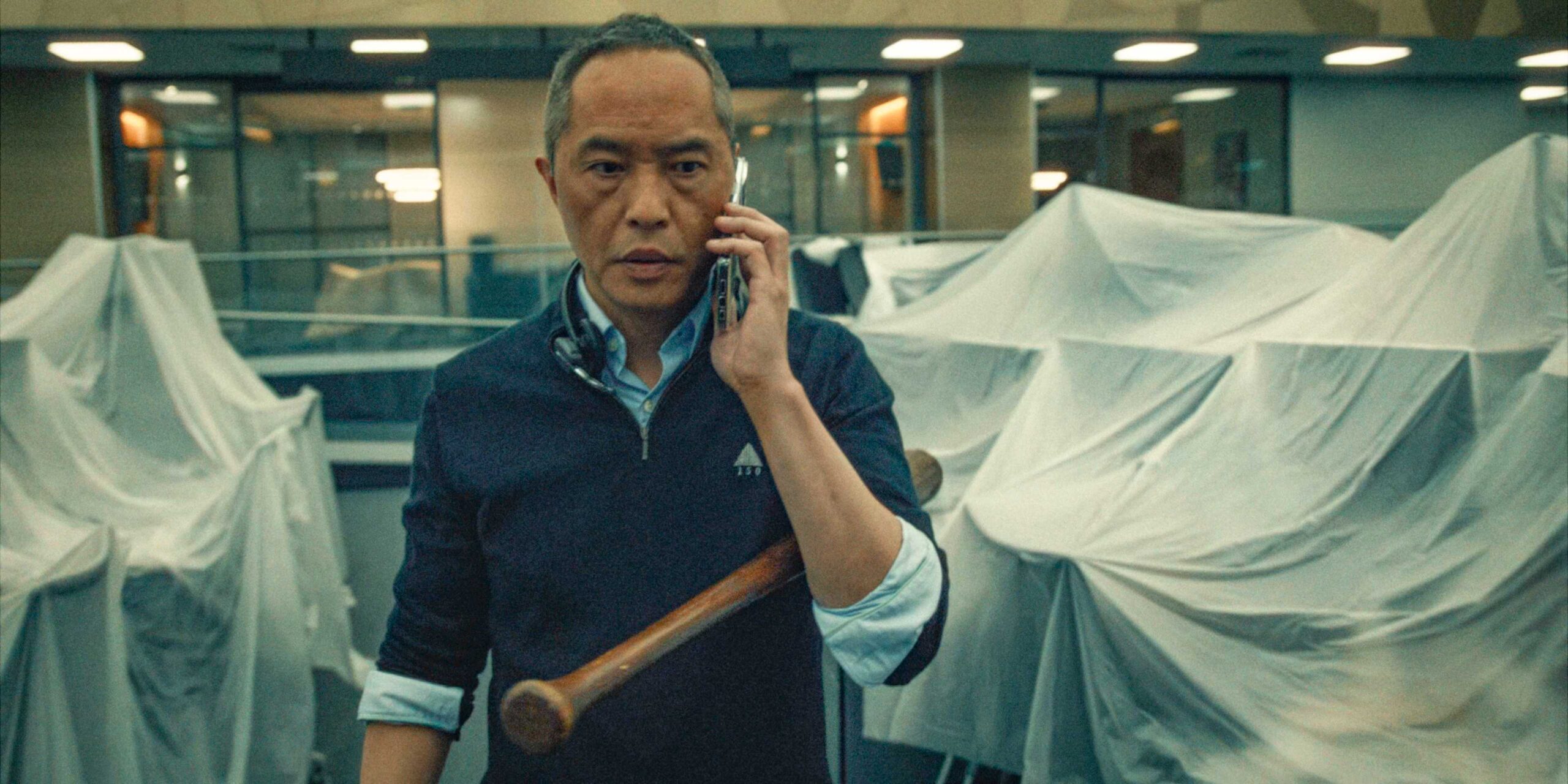 Эрик разговаривает по телефону в заброшенном офисе в "Industry"