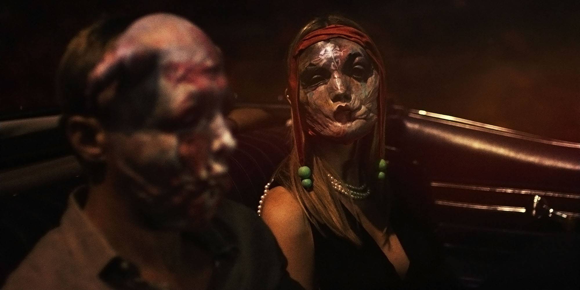 Два персонажа в масках в машине в "Бассейне без конца"