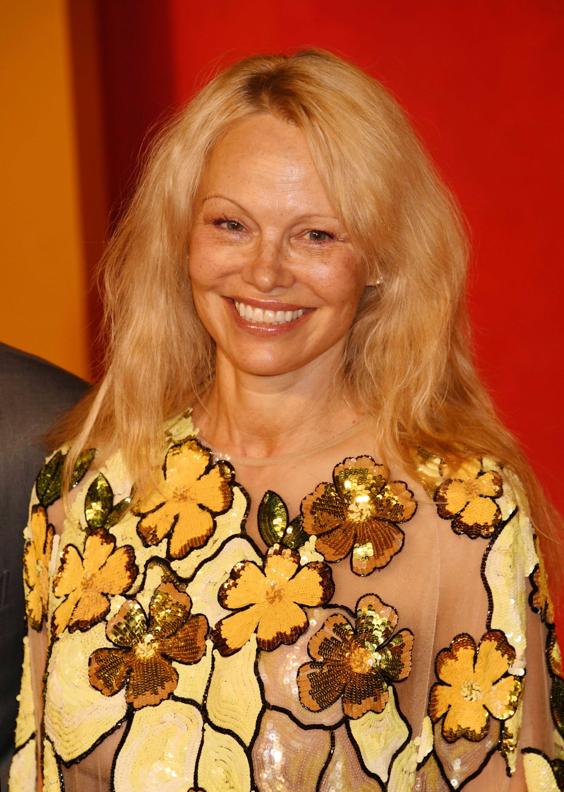 Фото Памелы Андерсон на вечеринке Vanity Fair Oscar Party 2024