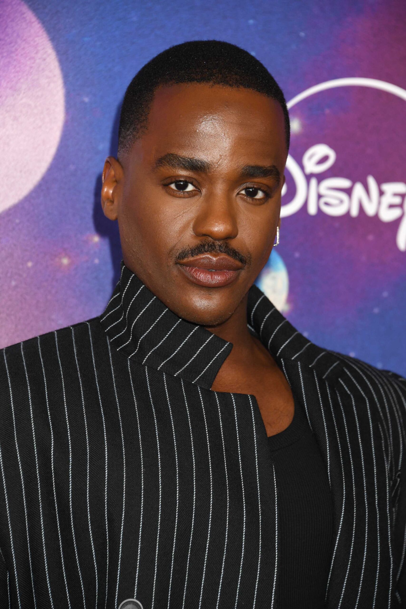 Фотография Нкути Гатва на премьере нового сезона сериала "Доктор Кто" на Disney+