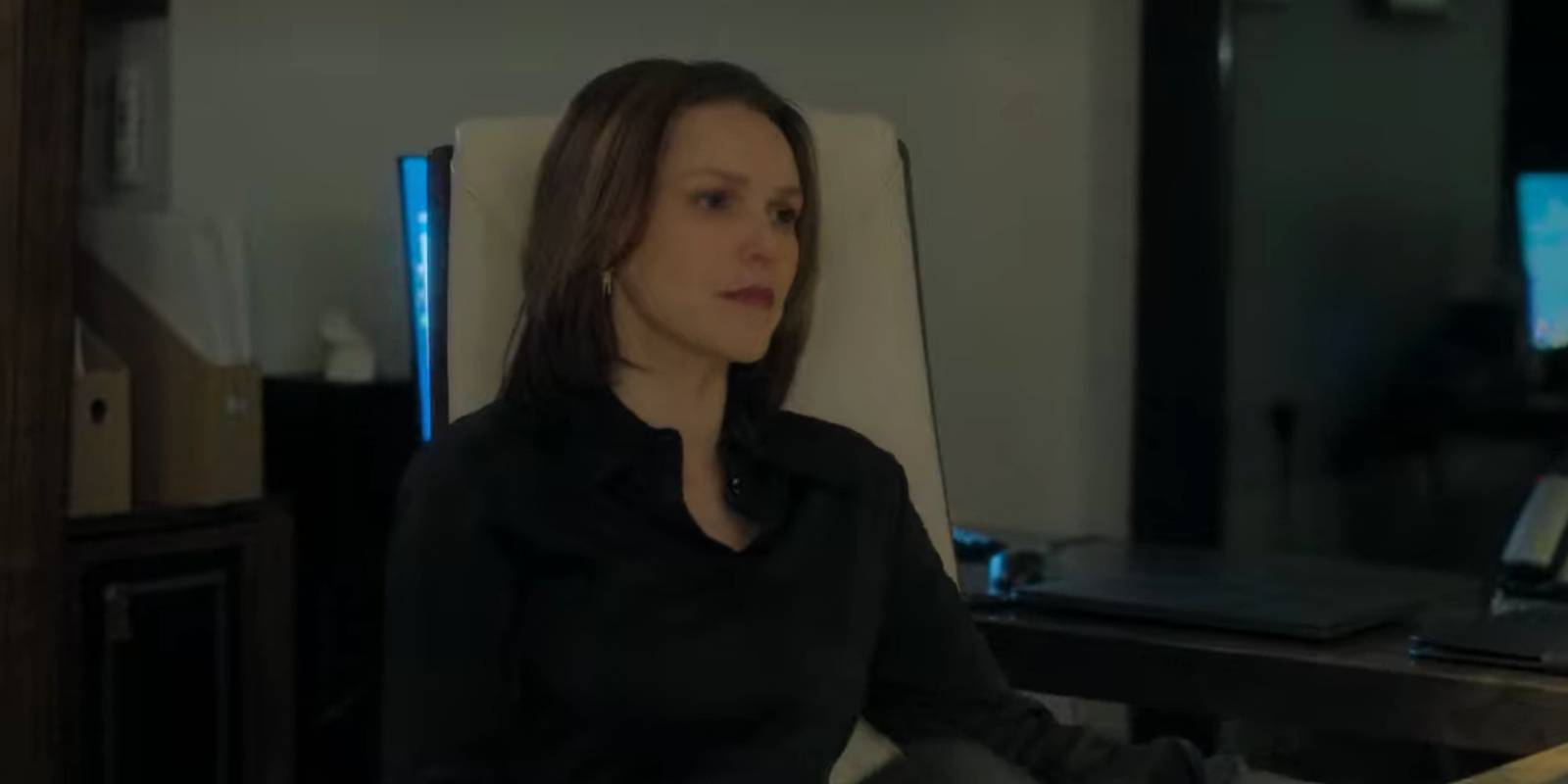 Конгрессменка Ирен Бустаманте сидит в кресле своего кабинета, глядя вдаль.