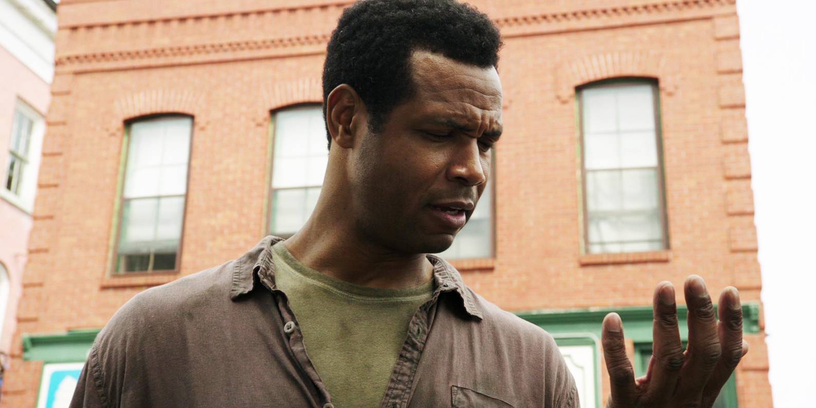 Взрослый Майк смотрит на свою руку в "It Chapter Two"