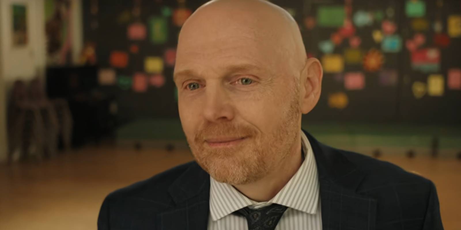 Джек Келли разговаривает с родителями и детьми в школе своего сына.