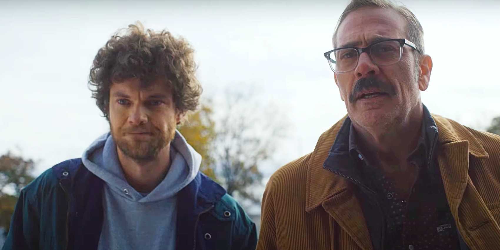 Джек Квайд и Джеффри Дин Морган стоят рядом в "Neighborhood Watch"