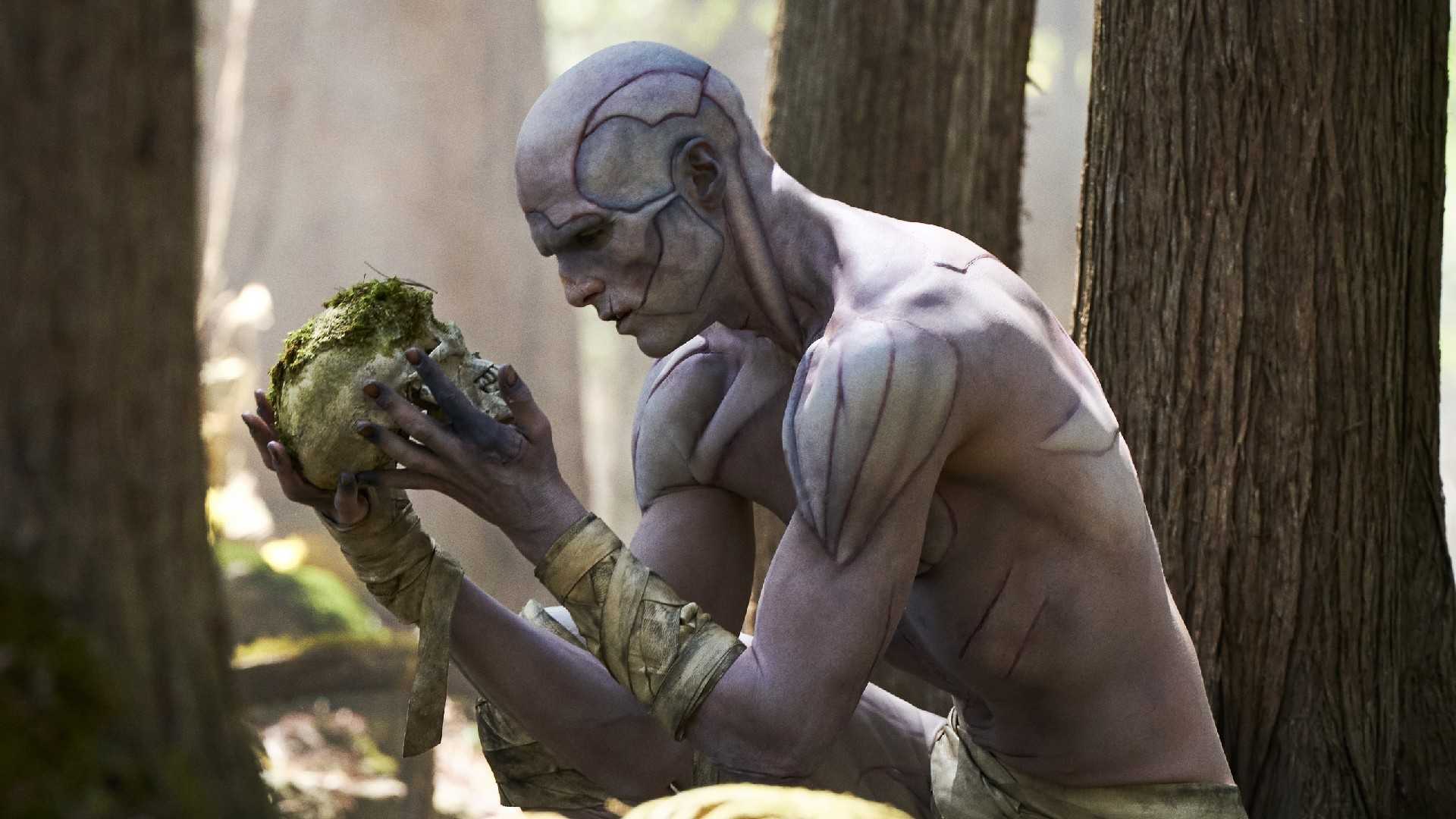 Монстр, сыгранный Джейкобом Элорди, держит череп в фильме "Франкенштейн"