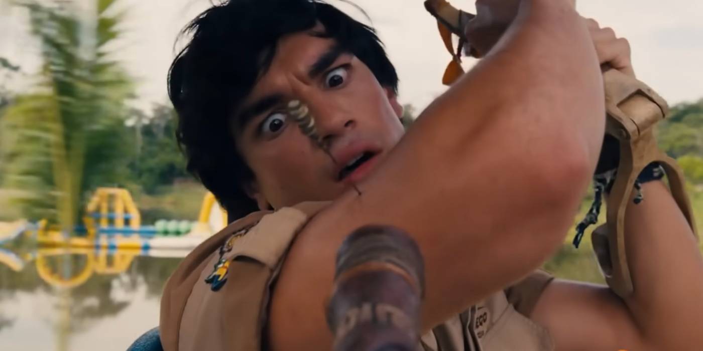 Джейкоб Родригес в роли Диего, выглядящий шокированным с дротиком в руке в Dora and the Search for Sol Dorado