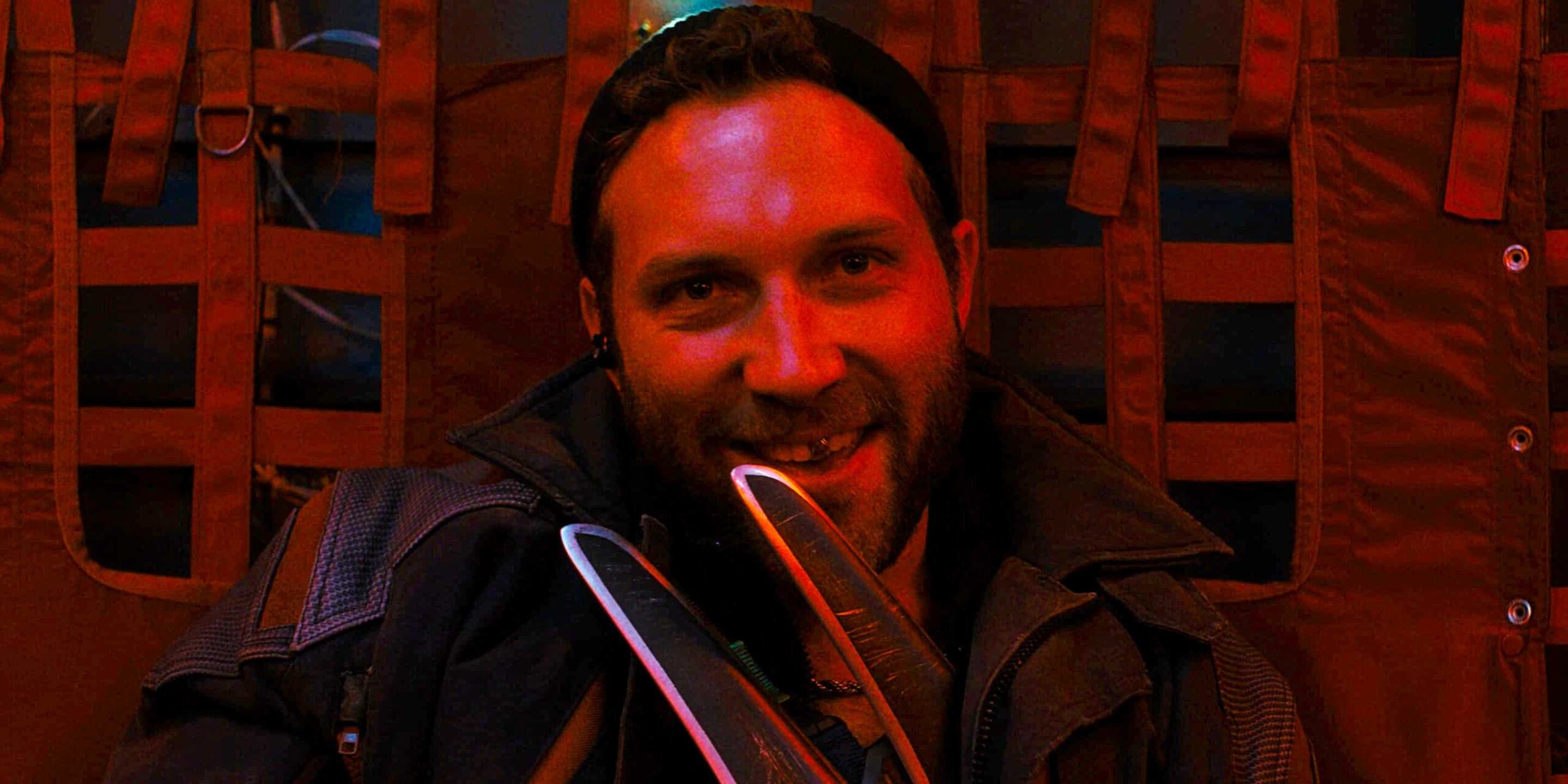 Джей Кори в роли капитана Бомера, сидящего в самолете в фильме "Лига справедливости")