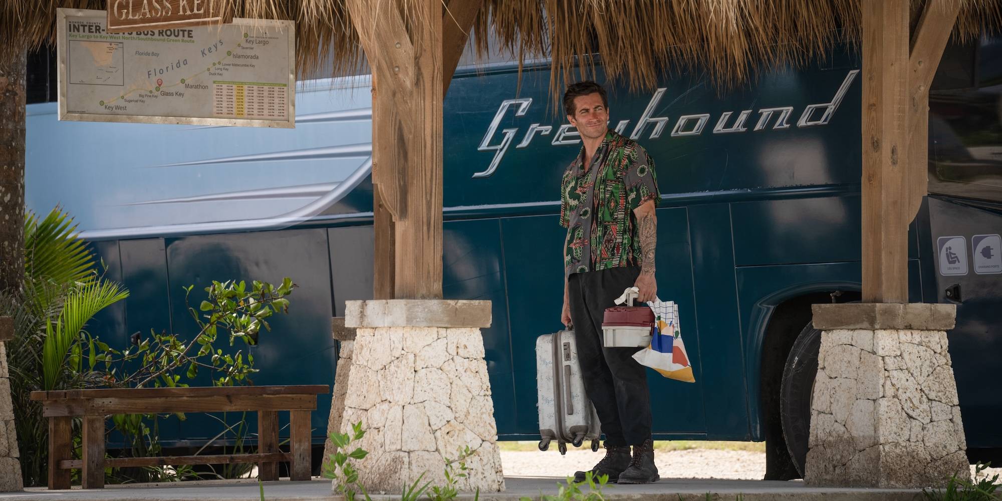 Джейк Гиллихан ждет автобус в Road House