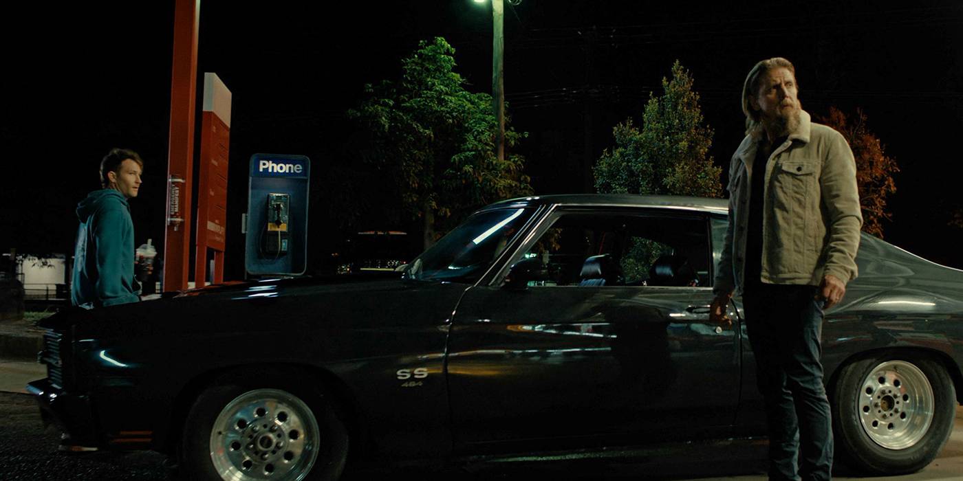 Джейми Коста и Бэри Пейпер в роли водителя и пассажира на заправке в фильме Bring Him to Me