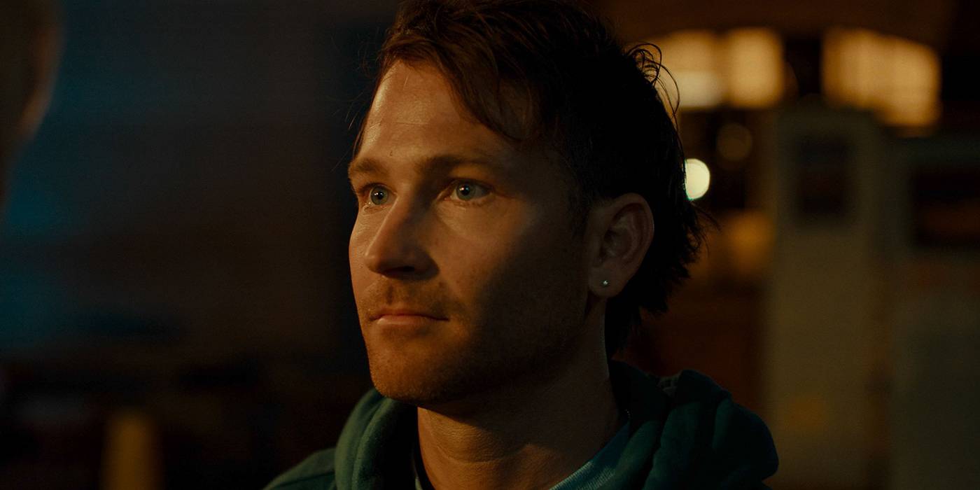 Джейми Коста в роли пассажира, смотрящий на Рэйчел Гриффитс в фильме "Bring Him to Me"