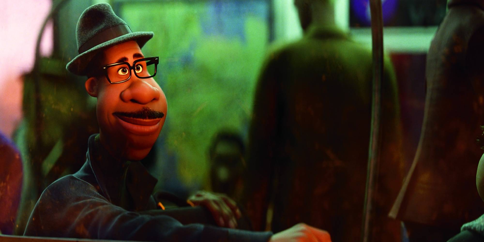 Джейми Фокс в роли Джо Гарднера, улыбающийся снаружи в фильме "Soul"