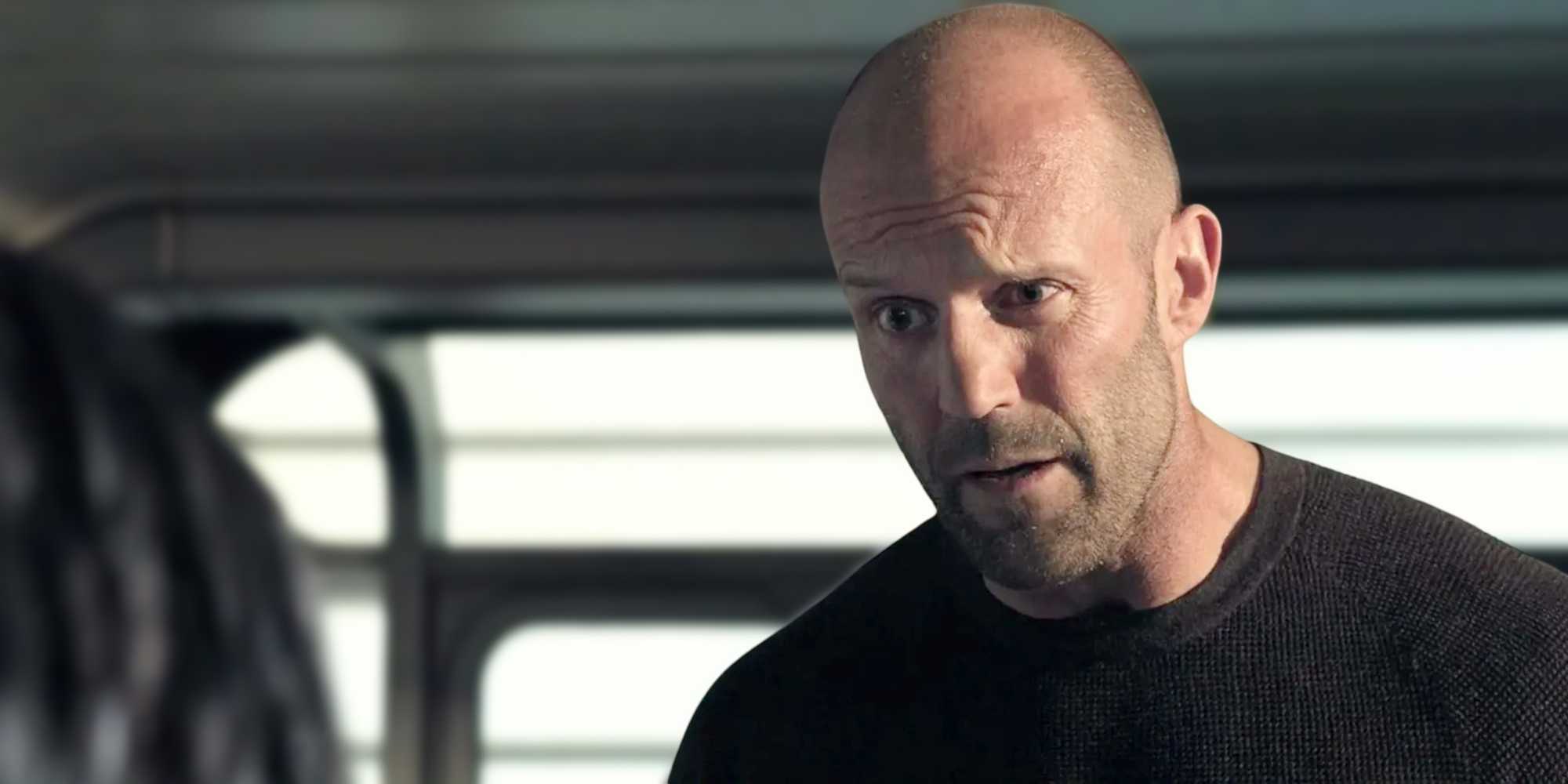 Джейсон Стэстон объясняет что-то в сцене из фильма "The Meg"