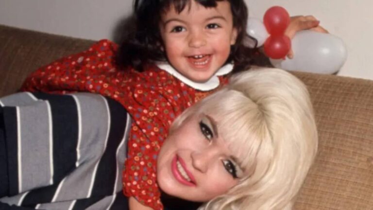 Обзор «Мама» Джейн: Звезда сериала «Закон и порядок» делится личными переживаниями и семейными тайнами, чтобы рассказать историю Джейн Мансфилд на своих условиях.