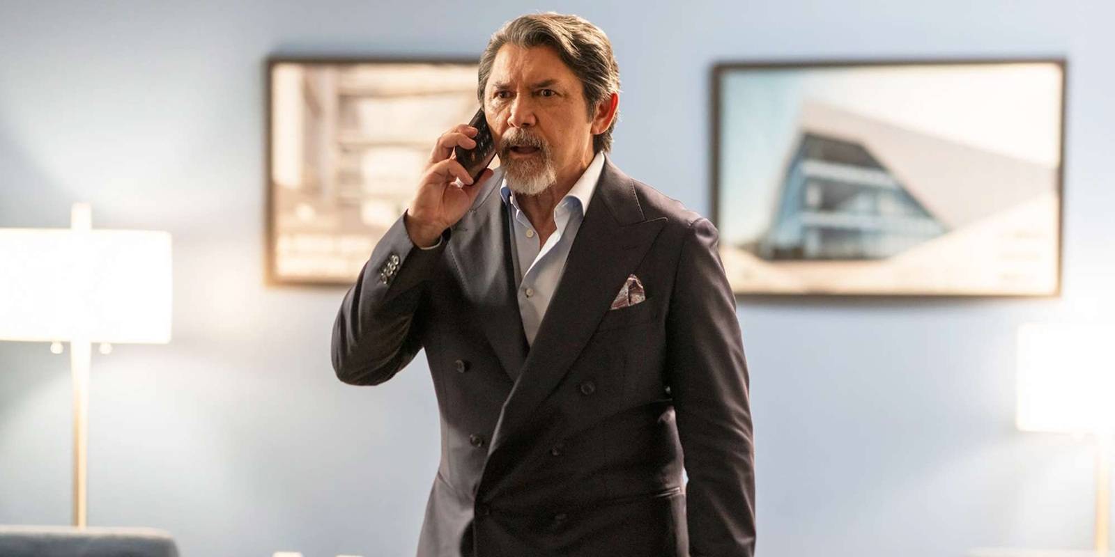 Джефф на телефоне в финале 1 сезона "The Chair Company"