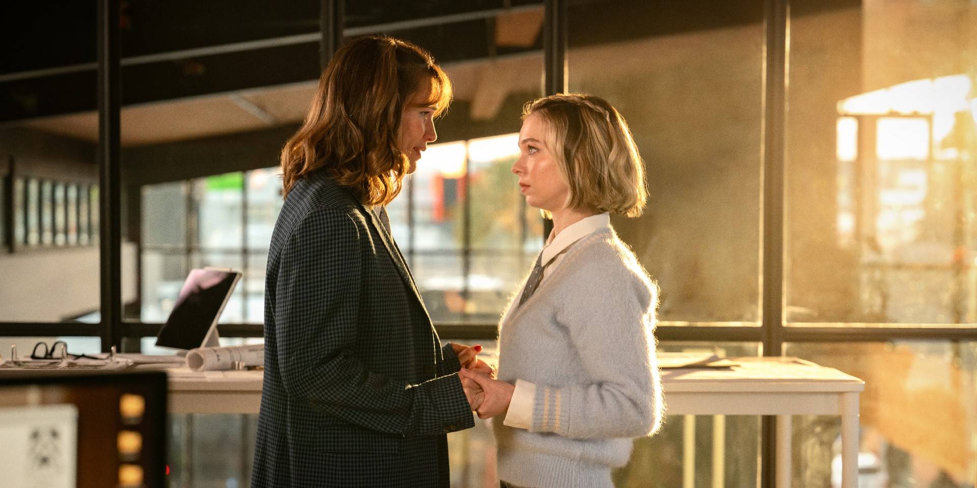 Дженнифер Гарнер и Эмма Мирс в Family Switch