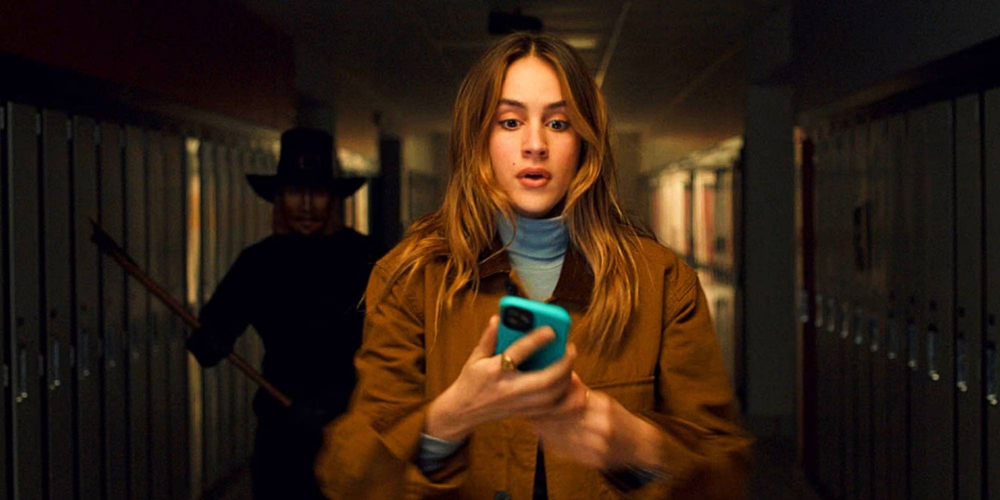 Джессика смотрит в телефон в "Дне Благодарения"