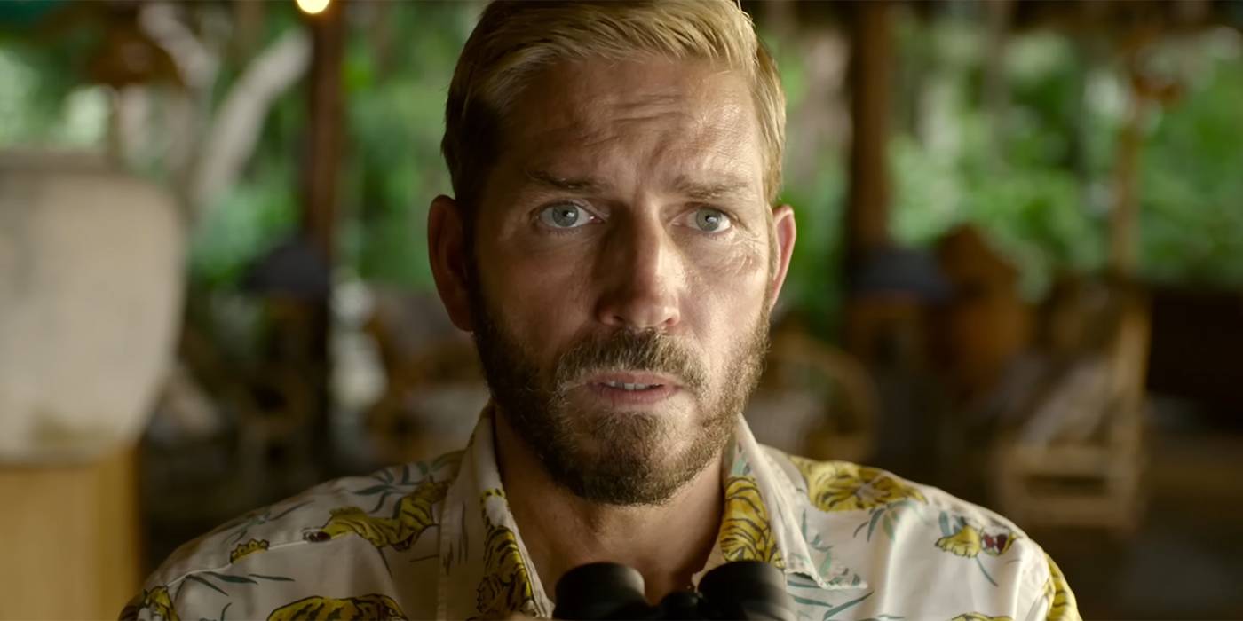 Джим Кавицель в роли Тима Балларда в фильме "Sound of Freedom", выглядит интенсивно и держит бинокль