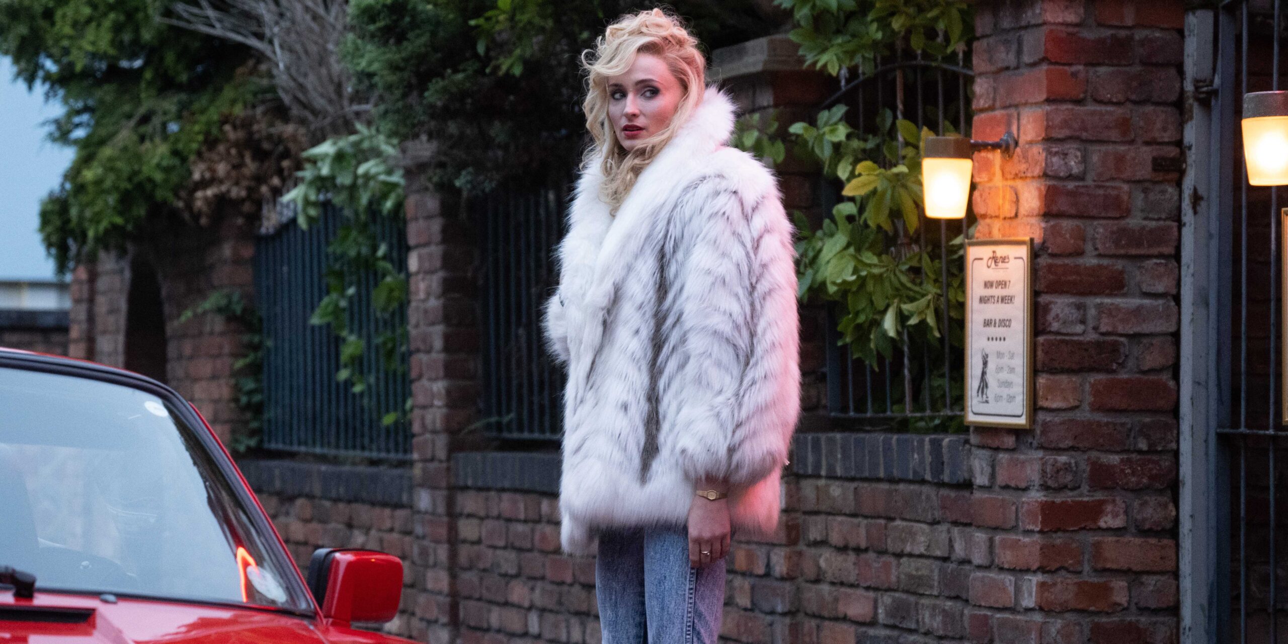 Софи Турнер в роли Ханнингтон на улице в 1-м эпизоде сериала "Джван", CW.