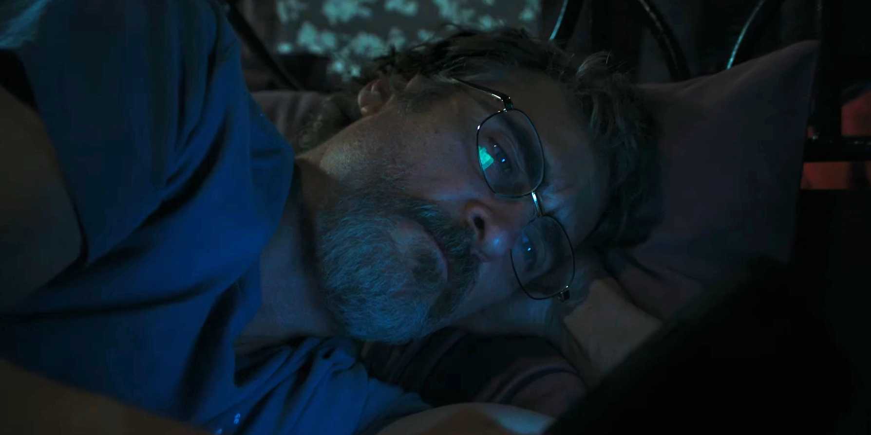 Джокином Финикс лежит и смотрит в свой телефон в Eddington