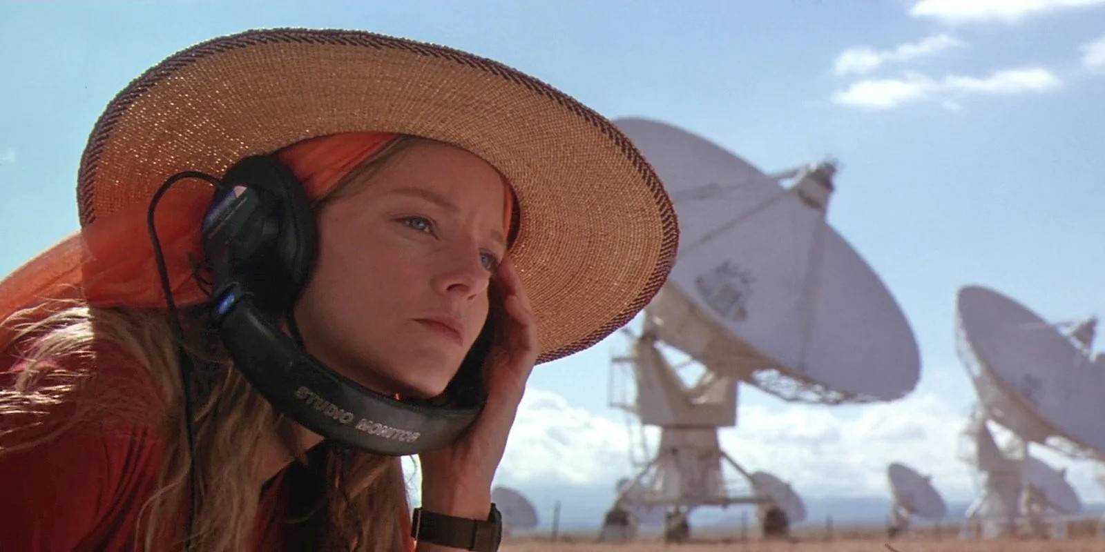 Джоди Фостер рядом с спутниковыми тарелками в фильме "Contact"