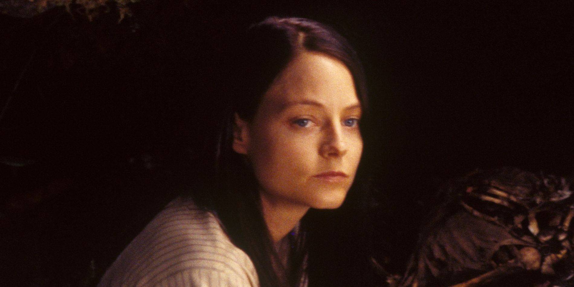 Нэл (Джоди Фостер) смотрит вдаль, за ней видны остатки скелета в фильме "Нэл" (1994).