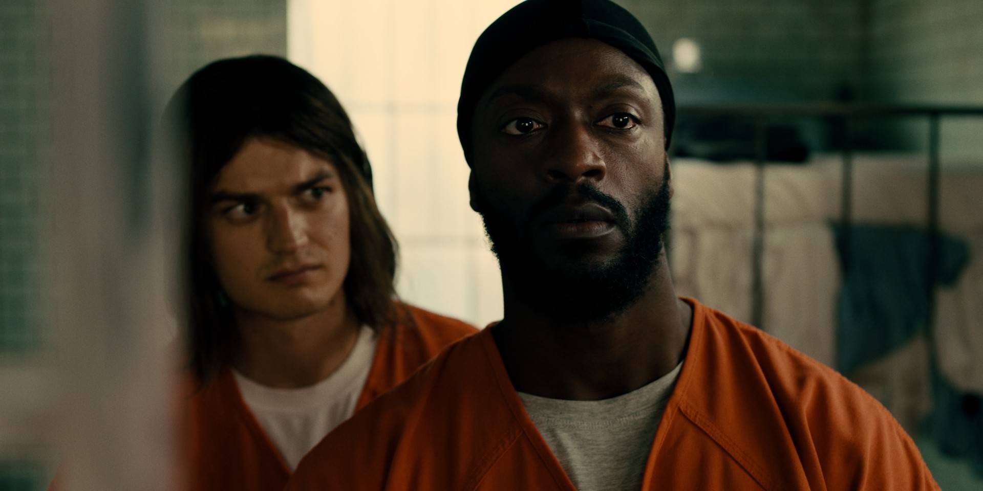 Джо Кири стоит за Альдисом Ходжем в тюрьме в "Marmalade"