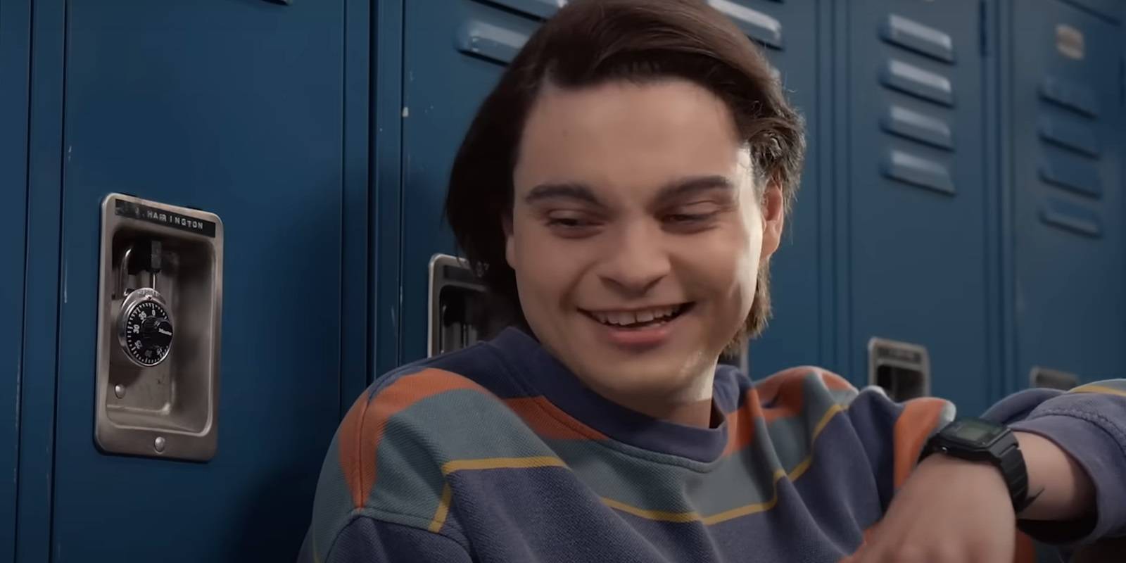 Джон смеется у шкафчиков в "Теде"