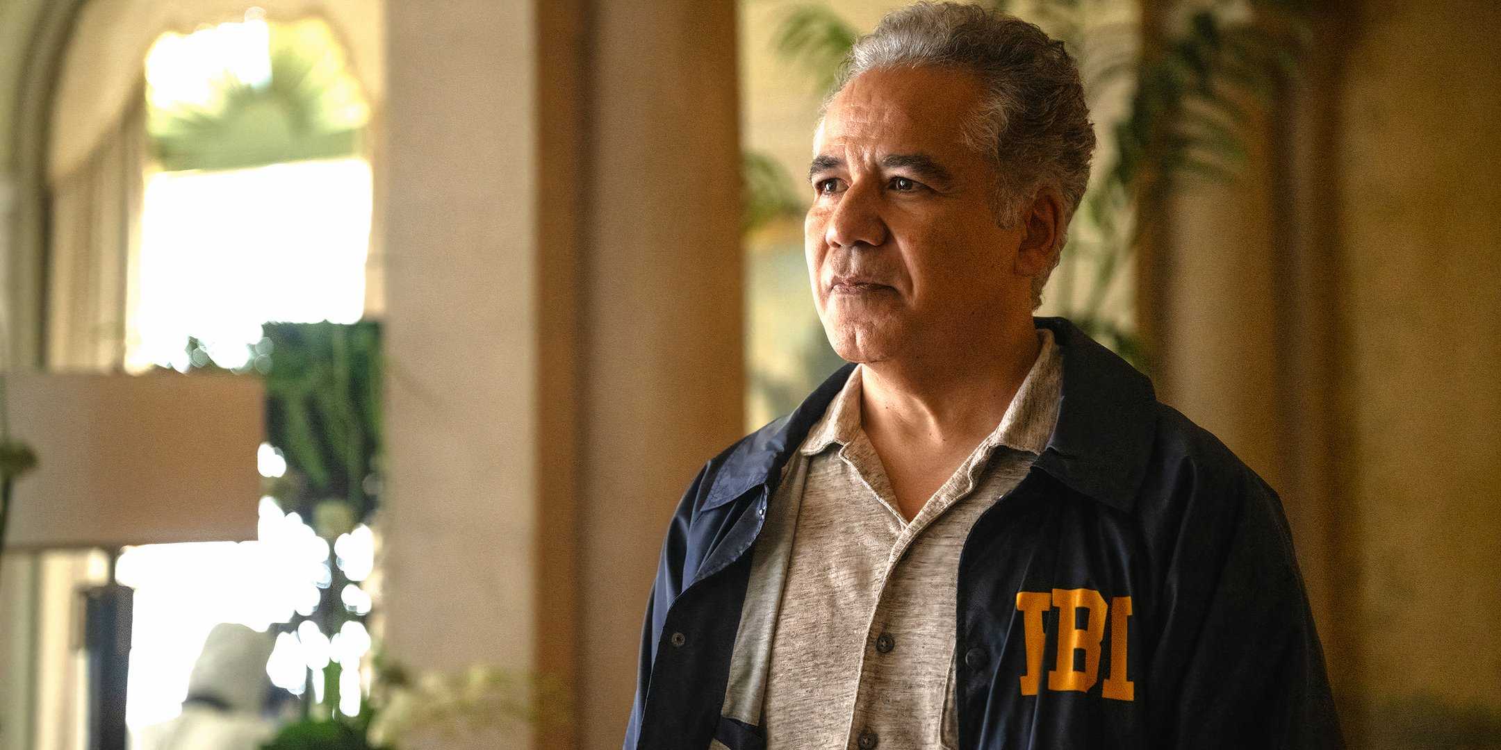 Джон Ортис в роли Франко, выглядящий расстроенным в форме агента ФБР в "Безумии"