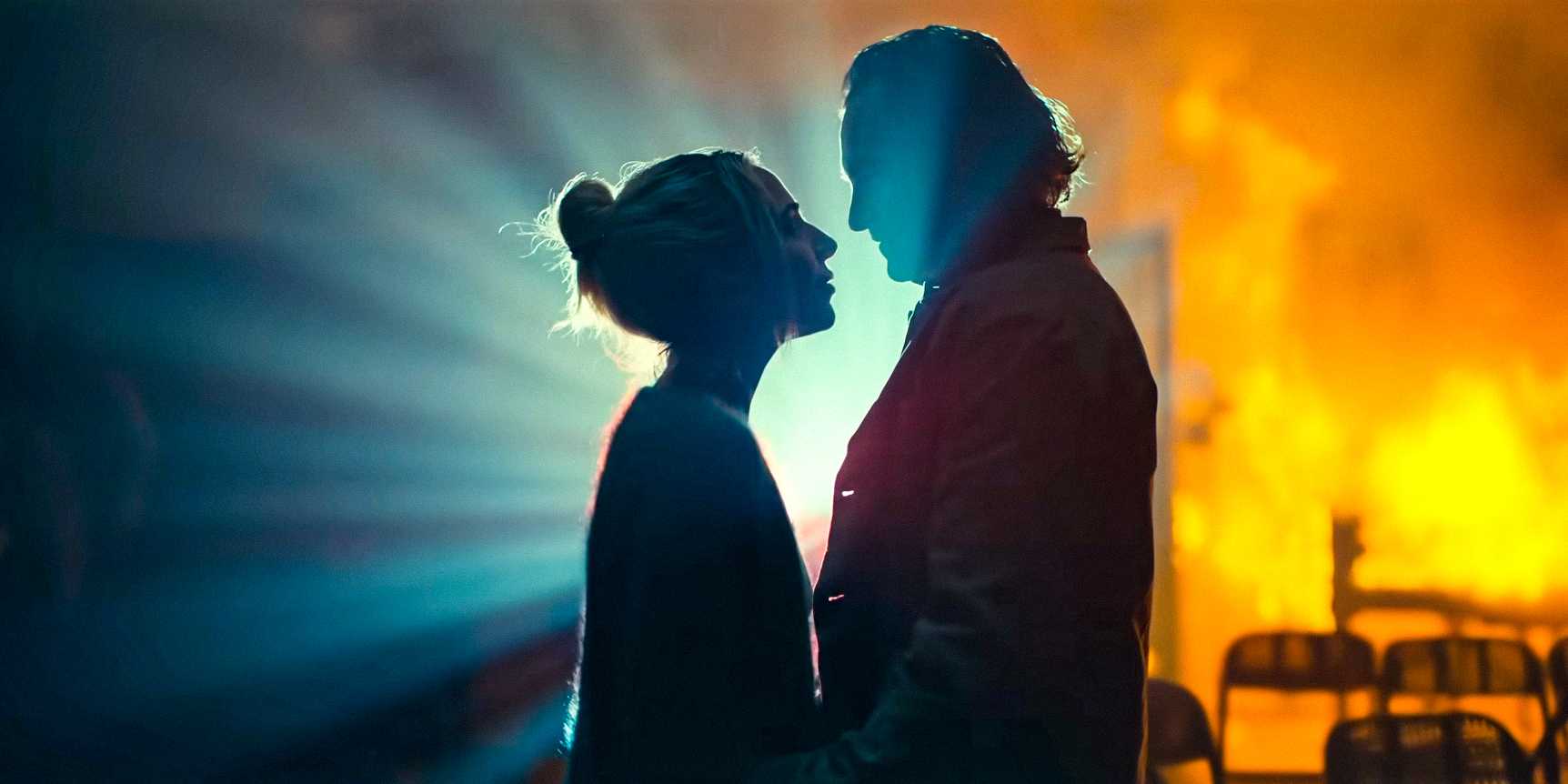 Силуэты Харли Квин и Джокера, готовящихся поцеловаться в "Джокер: Folie à Deux"