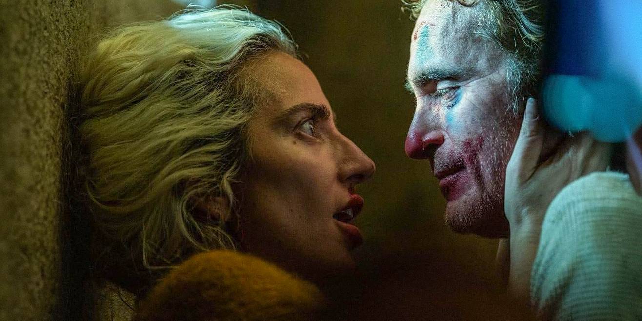 Lee Quinzel/Harley Quinn (Lady Gaga) и Arthur Fleck/Joker (Joaquin Phoenix) смотрят друг другу в глаза с страстью в фильме "Joker: Folie à Deux"