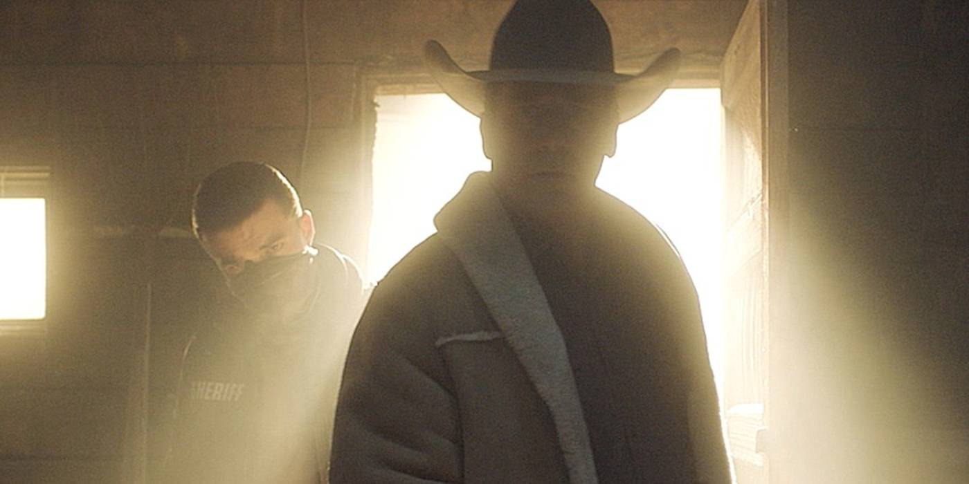 Джон Хэмм и Джо Кири входят в комнату с солнечным светом позади в 5-м сезоне Fargo.