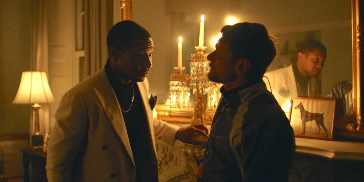 Джонатан Мейорс и Джек О'Коннел разговаривают при свете свечи в фильме Jungleland