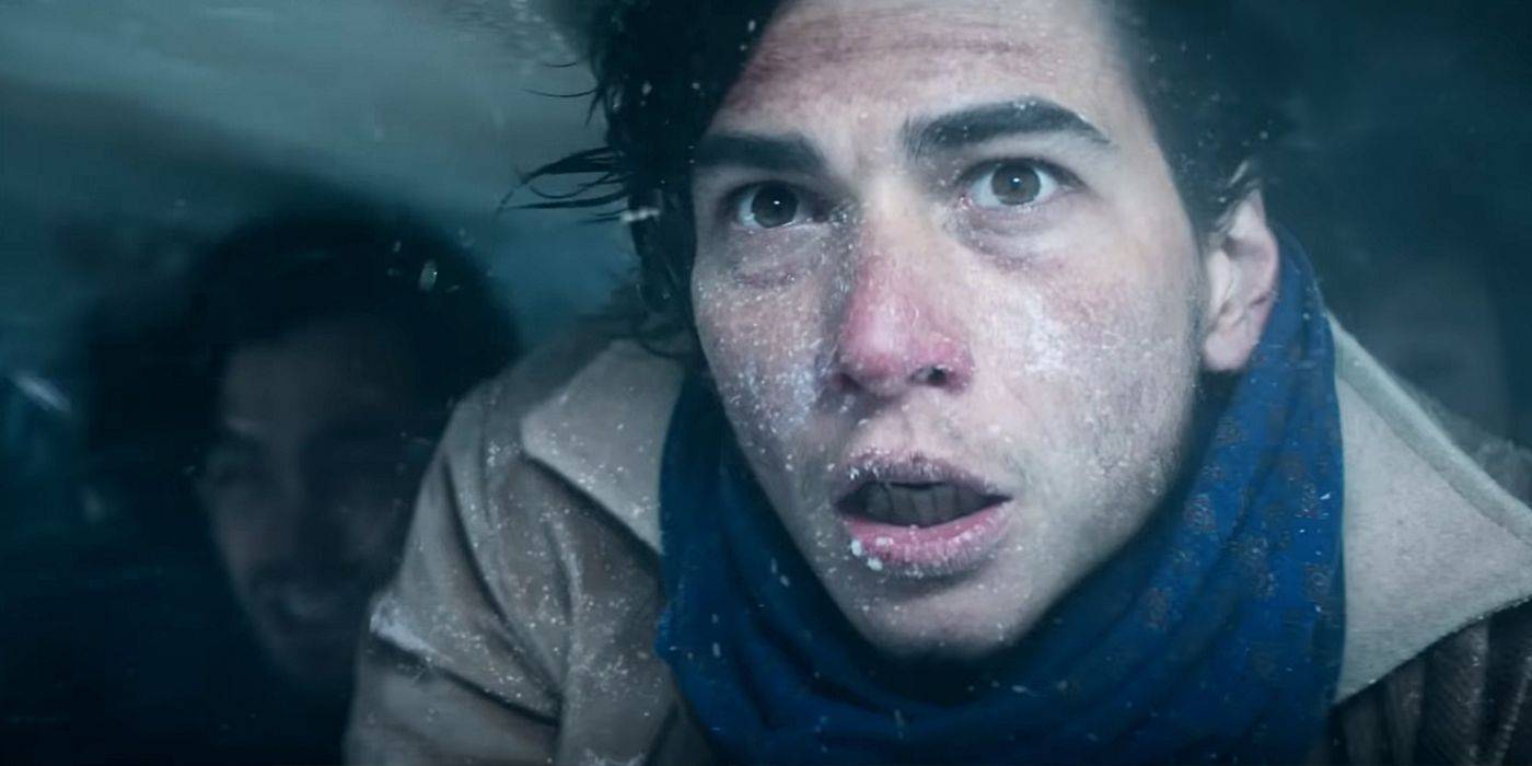 Хосе, выглядящий замерзшим и испуганным в "Society of the Snow"