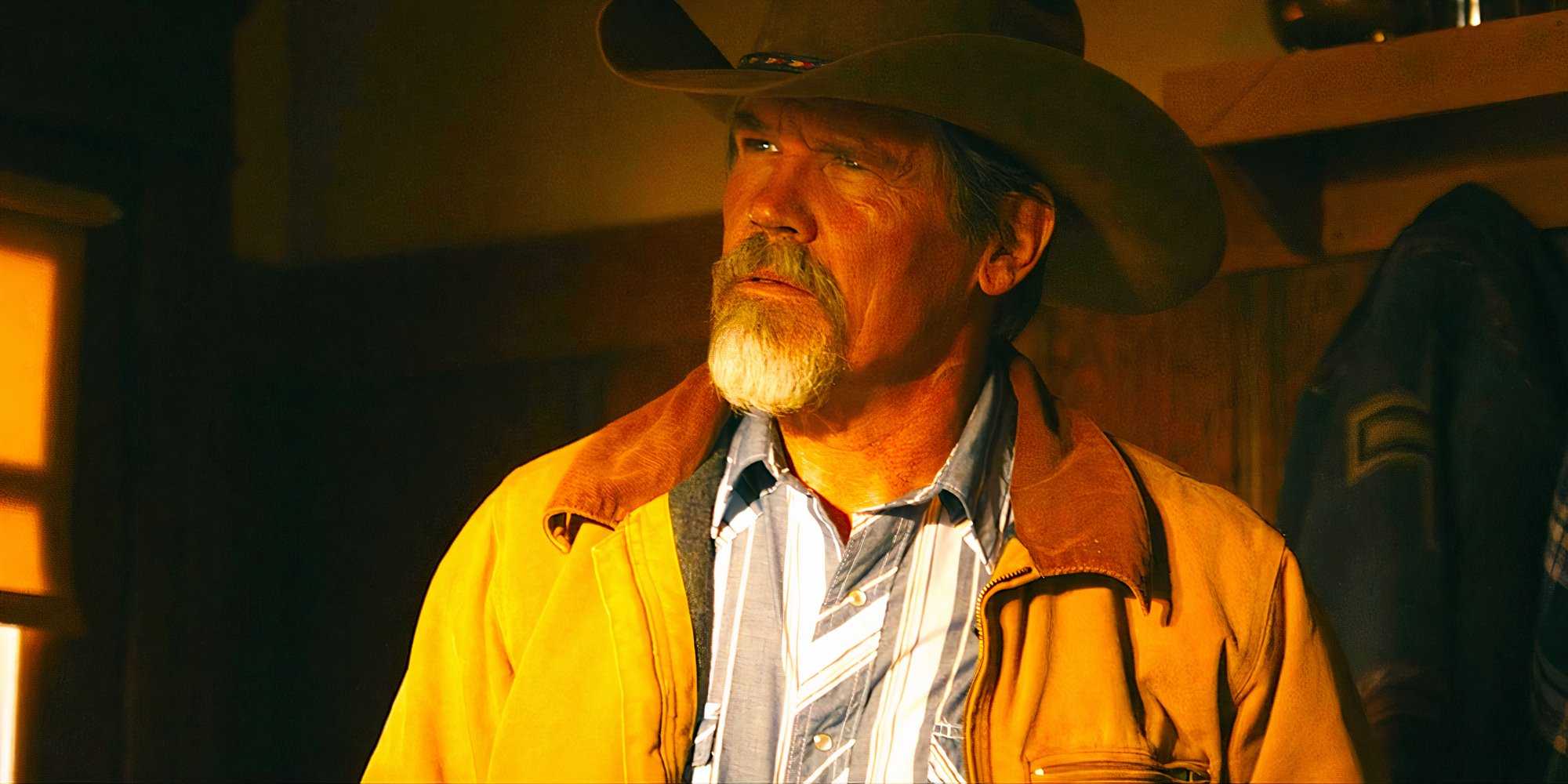 Дж. Бролин в угрюмом выражении лица в сцене из 1 сезона Outer Range