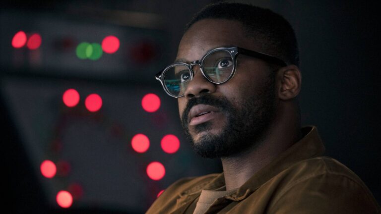 Каждый поклонник научной фантастики должен посмотреть этот сериал Netflix с рейтингом 78%, прежде чем он вернется на второй сезон.