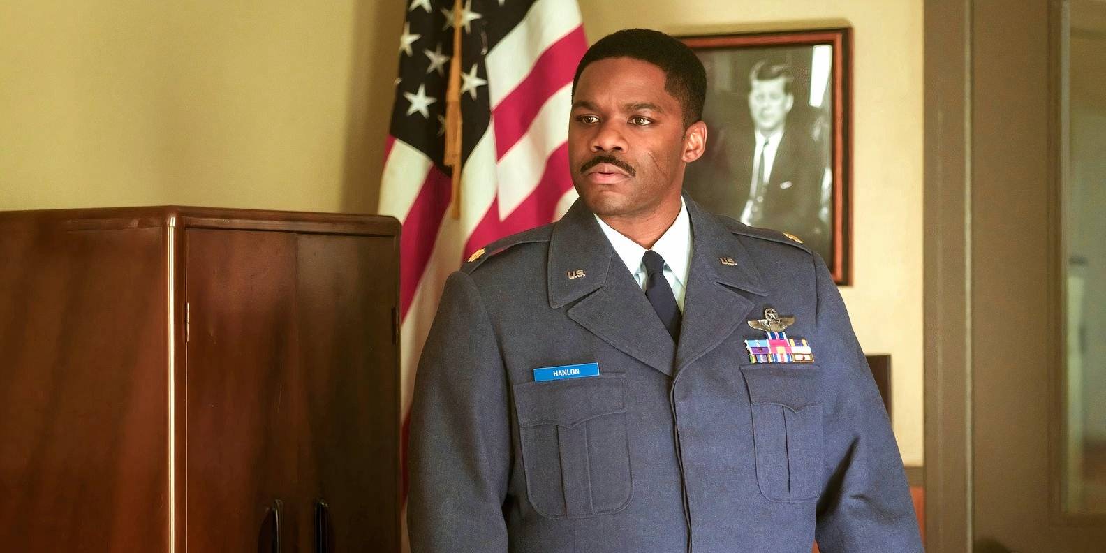 Джован Адепо в своей форме стоит перед американским флагом в "Добро пожаловать в Дерри"