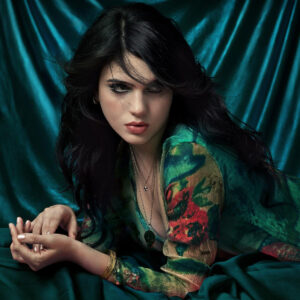 Джулия Камминг из Sunflower Bean анонсировала сольный дебют и представила клип, снятый Эдгаром Райтом