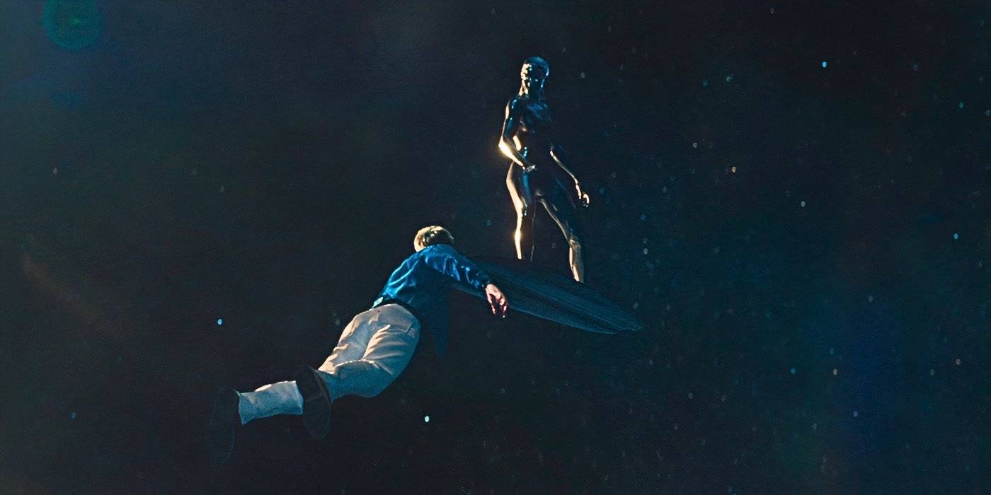 Джулия Гарнер в роли Силвера Сурфера в космосе, сражающаяся с Джонни Стормом в Fantastic Four First Steps (2025)