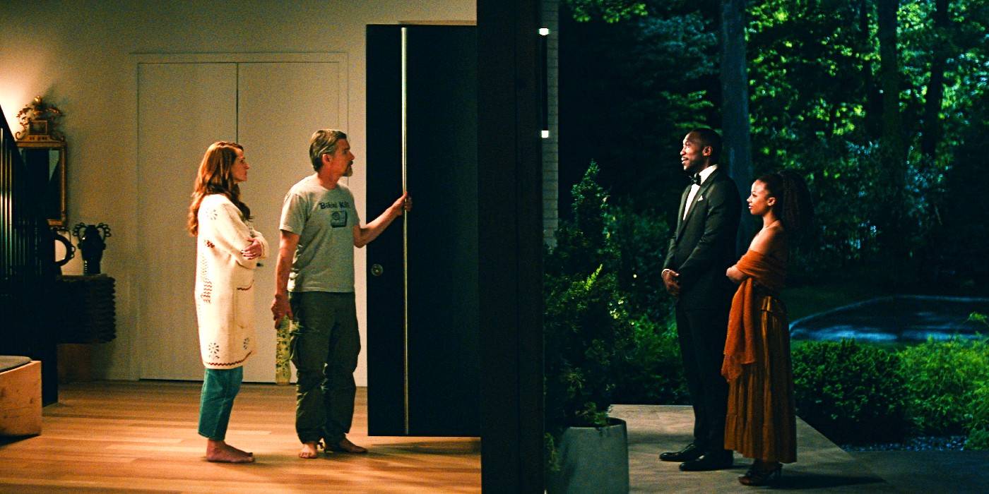 Джулия Робертс, Этан Хоук, Махершала Али и Миха'ла в фильме «Оставьте мир позади».