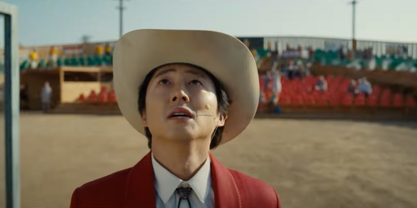 Джуп и зрители смотрят на прибытие инопланетянина в Nope