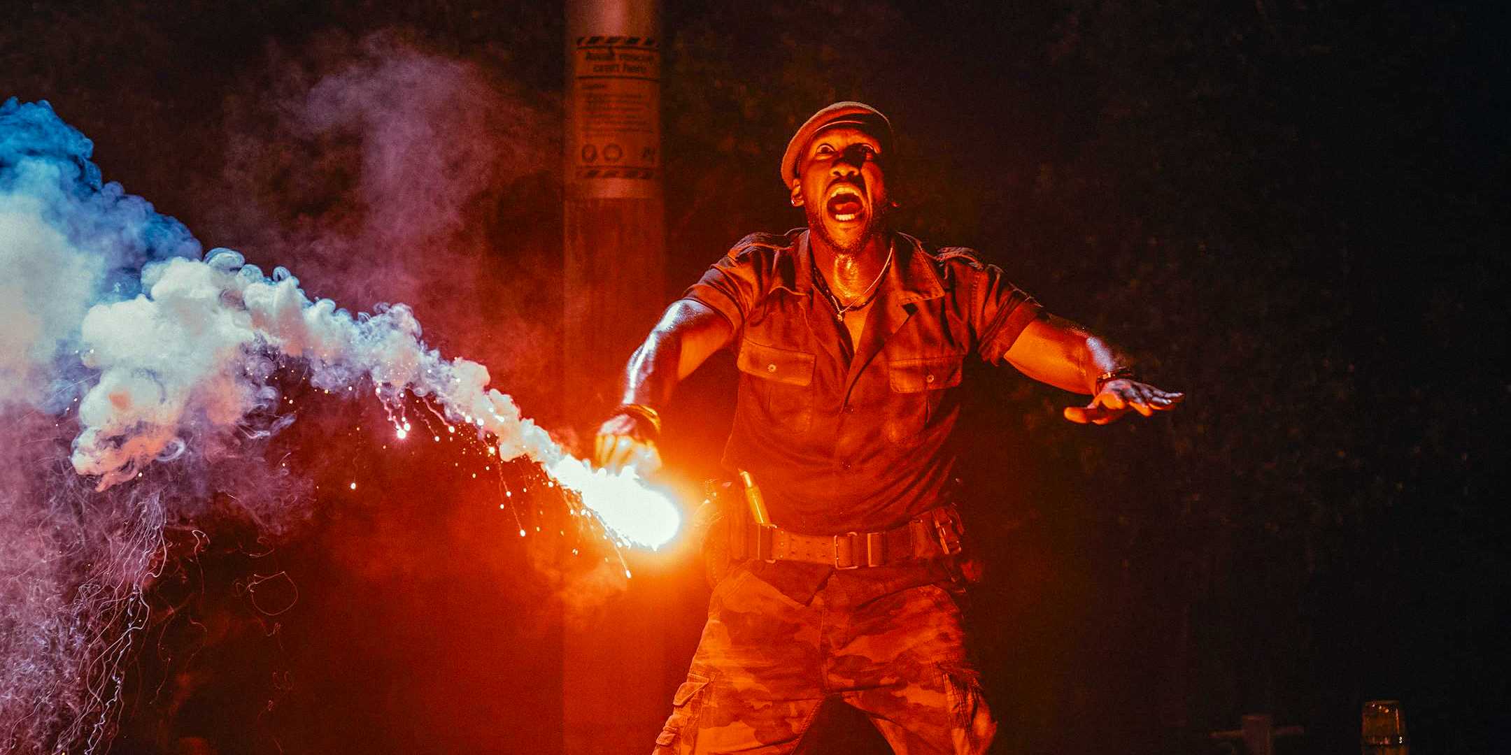 Ден Каин (Махершала Али) использует факел, чтобы отвлечь динозавров в "Jurassic World: Возрождение"