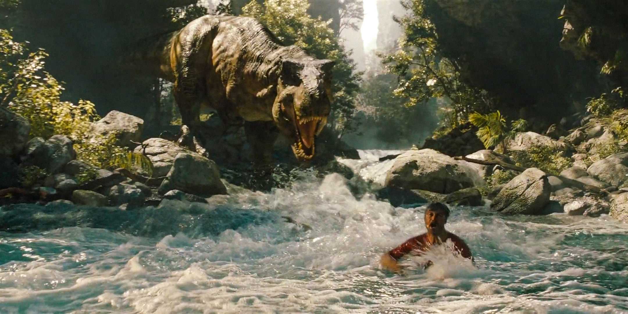 T-Rex, рычащий на человека в реке в *Jurassic World Rebirth*