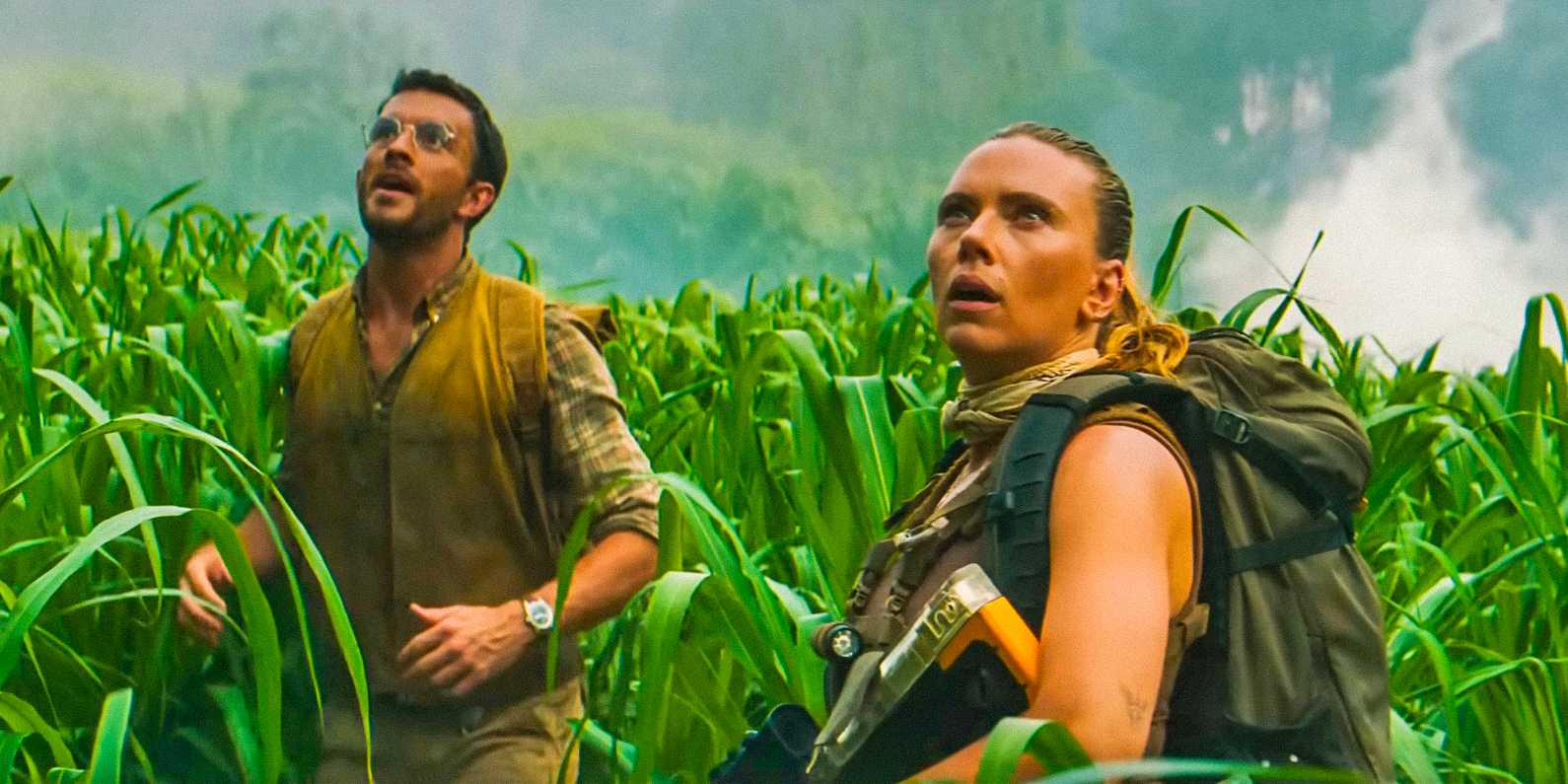 Доктор Генри Лумис (Джонатан Бейли) и Зора (Скарлетт Йоханссон) в шоке от вида динозавров в Jurassic World: Возрождение